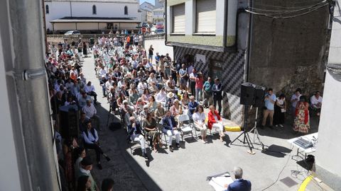 El acto de inauguraci�n congreg� a cientos de personas en A Fonsagrada, frente al nuevo centro cultural