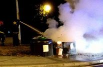 Bomberos sofocando el incendio de un contenedor en la avenida de Glasgow.