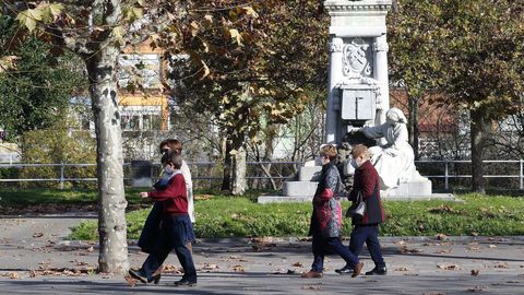 Varias personas caminan en un parque de Sama de Langreo.