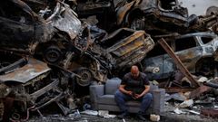 Un liban�s, ante una pila de veh�culos incendiados durante el bombardeo del 8 de abril sobre Beirut.