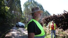 Francisco Calaza, presidente de Fomento Forestal, en primer plano, con otro de los voluntarios que patrullan los montes desde mediados de junio