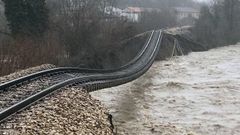 Estado en el que se encuentran las v�as de ancho m�trico, la antigua Feve, en Caba�aquinta (Aller)