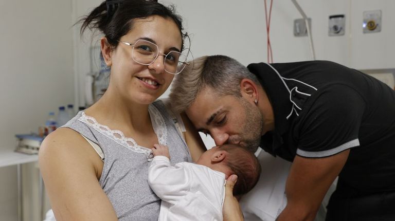 Rocío y Fabián con el pequeño Júnior, que es su segundo hijo, ya que también tienen una niña de dos años llamada Mía.