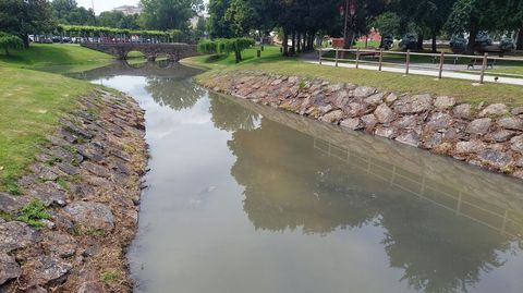 El arroyo de As Malloadas, este sbado, a su paso por el Parque dos Condes