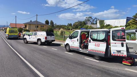 El GAEM de Ribeira y la ambulancia del 061, en el lugar del accidente.
