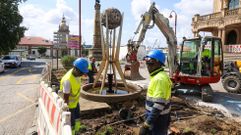 Trabajos previos a la retirada este viernes de la fuente de la mediana de la plaza de Galicia, en Ferrol.
