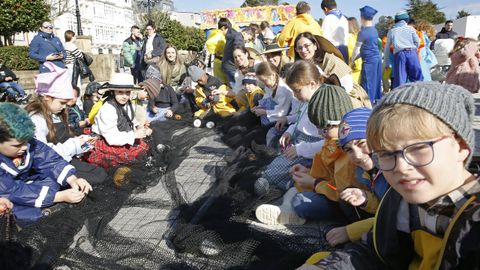 Los escolares de Pobra salieron a la calle a lucir sus disfraces