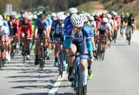 Gustavo C�sar Veloso tira del pelot�n el d�a siguiente a su ca�da; luego tendr�a que retirarse. 