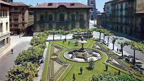 La plaza de Porlier de Oviedo, en los años 60 del siglo pasado. En 1993 fue reformada y perdió la zona ajardinada central y la farola de piedra, que ahora será recreada