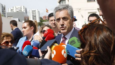 El director general de la Guardia Civil, Leonardo Marcos, atendiendo a la prensa este jueves ante la Comandancia de Algeciras (Cdiz)