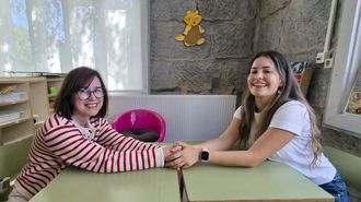 A la izquierda, Teresa Lois, que se prejubila en unos d�as y, a la derecha, Laura L�pez, que este curso pisa las aulas por primera vez como docente.