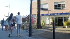 El hotel Eumesa se encuentra al pie del mar, junto al puente de piedra, en Pontedeume