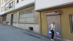 Bajos comerciales vac�os en la calle Marqu�s de Santa Cruz, en el barrio de Caranza.