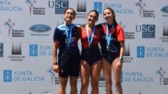 Manuela Blanco (primera) y Paula Carri�n (tercera), en el podio gallego absoluto de salto con p�rtiga