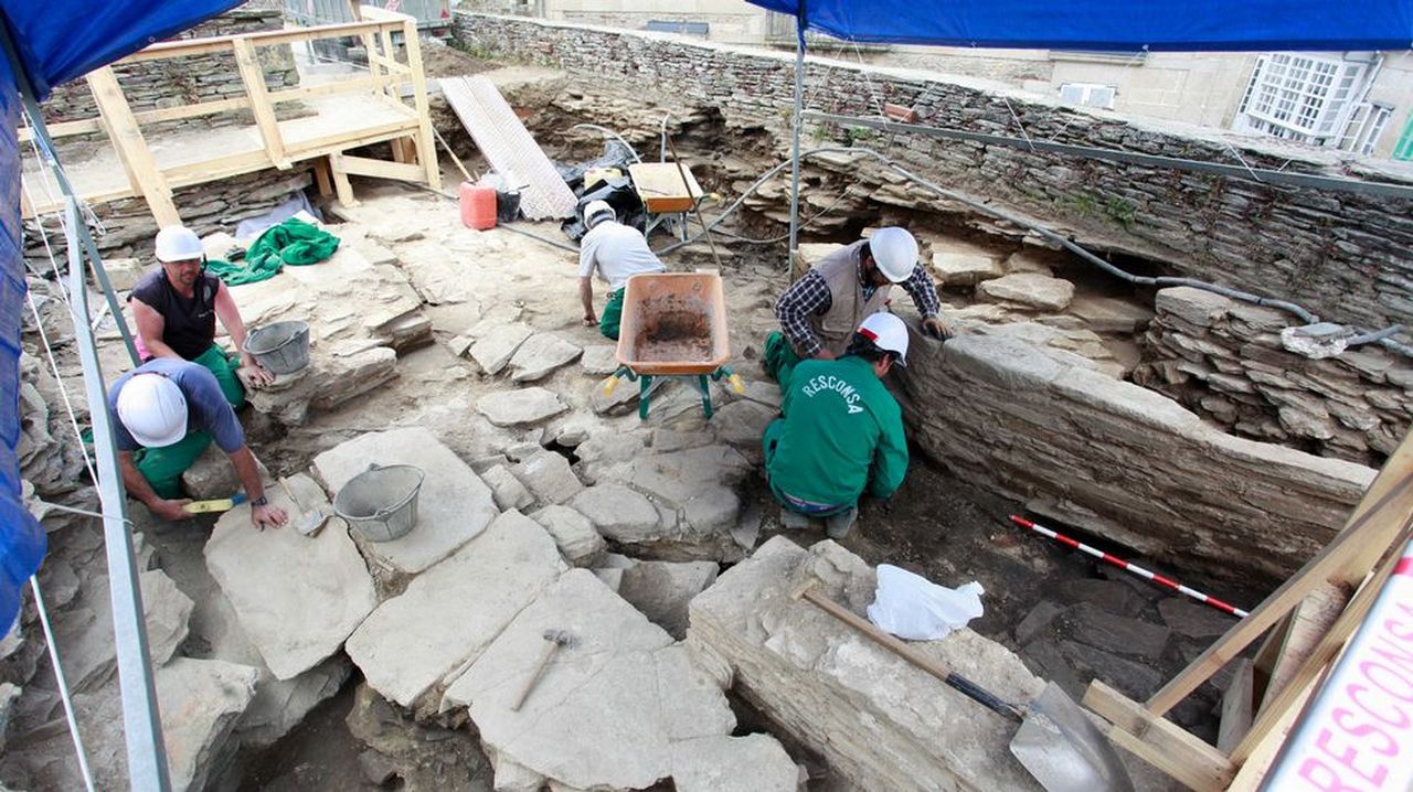 Las obras en la Muralla destapan restos de la torre medieval en la ...
