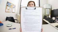 Ana Su�rez Traba, trabajadora social de�un centro de salud, muestra el documento de instrucciones previas o testamento vital