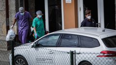 Los sanitarios del Sergas realizaron esta ma�ana pruebas PCR a los 24 jugadores del equipo madrile�o que se encuentran en el interior del hotel coru��s NH Finisterre