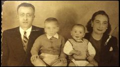 Juan Jos� S�nchez Cervi�o, con sus padres y su hermano Suso 