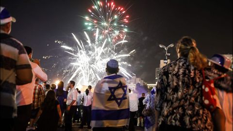 Fuegos artificiales en Jesuralén para cerrar el día nacional de Israel, que conmemora su creación como estado en 1948