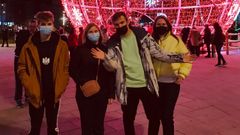 Olekssi, hijo de Natalia, junto a ella, su hermano Leonid y la novia de este, Anne. Leo y Anna est�n tratando de volver a Espa�a desde Ucrania
