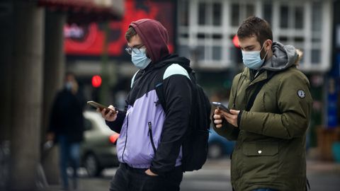 Gente con mascarilla en calles de A Coru�a