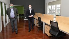 El alcalde de A Capela (izquierda) y el presidente de la Diputaci�n, en el centro de trabajo colaborativo de A Capela