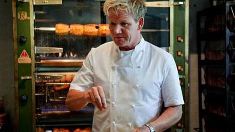 El chef Gordon Ramsay durante la grabación de un programa de televisión.