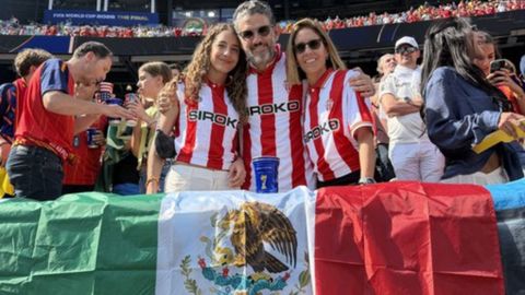 Alejandro Irarragorri y su familia apoyando a Espa�a en la final