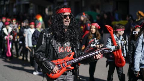 El multitudinario desfile escolar de entroido de Xinzo llen las calles del municipio