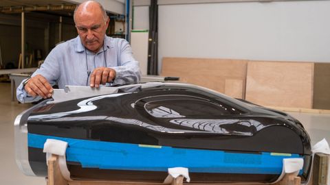 El director de IXO, Pedro S&aacute;nchez Nogueira, ante el estuche de fibra de carbono que fabrican para una edici&oacute;n limitada de la bodega Champagne Carbon.