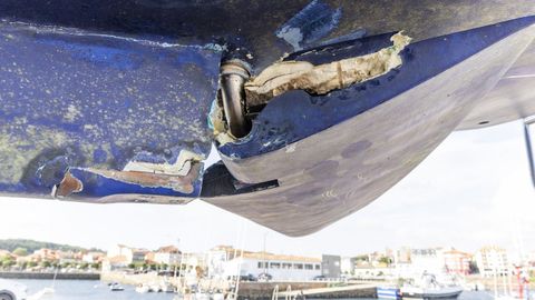 El velero Meu, en las instalaciones del club n�utico de Camari�as, con el tim�n da�ado por la interacci�n de las orcas.