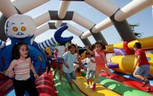 Sesi�n de juegos infantiles ayer en San Cibrao, en la que los ni�os disfrutaron de lo lindo.