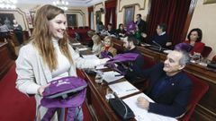 Antes del pleno entregaron a todos los concejales mochilas conmemorativas del 25-N