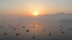 Un vista de dron muestra a varios buques bloqueados frente a las costas de Om�n. 