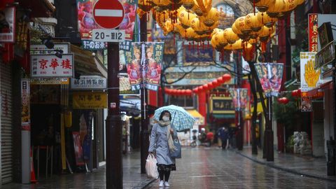 Una mujer pasea por el Chinatown de Yokohama, en Tokio.