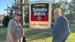 Santi Naya y Pilar Cendn, los ltimos propietarios de Casa Enrique, en su casa de Bergondo con el luminoso de la legendaria taberna coruesa