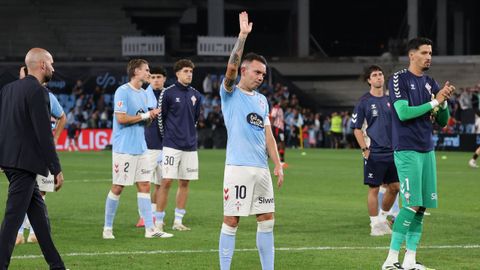 Los jugadores del Celta, con Iago Aspas a la cabeza, agradecen el apoyo del celtismo tras la derrota ante el Athletic Club.