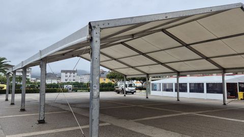 La carpa instalada por el Concello de Xove para celebrar el San Bartolo cubre la Praza do Centro Cívico