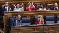 El presidente del Gobierno, Pedro S�nchez y la vicepresidenta segunda, Yolanda D�az aplauden la aprobaci�n del proyecto de ley de Memoria Democr�tica