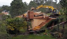 A principios del 2014, la APLU derrib� una casa de madera en San Vicente; fue una de las once actuaciones en la comarca. 