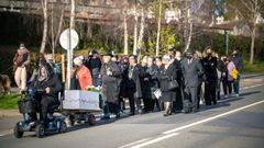 Procesi�n de los vecinos de O Couto con la recreaci�n del entierro de una persona atropellada por falta de pasos de peatones