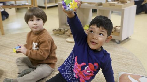 Dos de los siete alumnos de la escuela, donde todos tienen entre tres y cinco a�os.