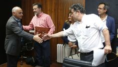 Saludo entre Agust�n Fern�ndez y Lores el pasado viernes, en presencia de los futuros portavoces. 