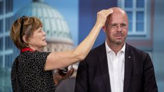 Andreas Kalbitz es maquillado antes de un debate electoral en televisi�n