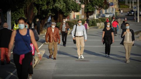 Personas con masacarilla por las calles de A Corua