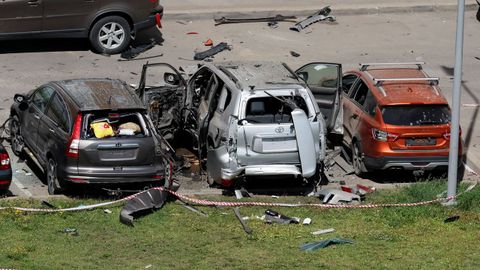 Coches daados tras el intento de atentado.