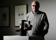 Ignacio Chillida ante una escultura del �Peine� del viento que forma parte de la exposici�n. 
