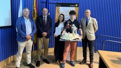 De izquierda a derecha, Francisco Manuel Fafi�n, representante de Orange; Jes�s Manuel �lvarez, director general de Centros y Recursos Humanos en la Conseller�a
de Educaci�n; la profesora del galardonado, Beatriz Nieto; el ganador auton�mico, Serxio �lvarez; y Rafael Guardans Camb�, presidente de FIES