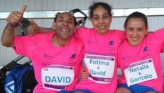 David Carabelos, a la izquierda tras una competici�n, junto a dos compa�eras de la asociaci�n Juan XXIII.