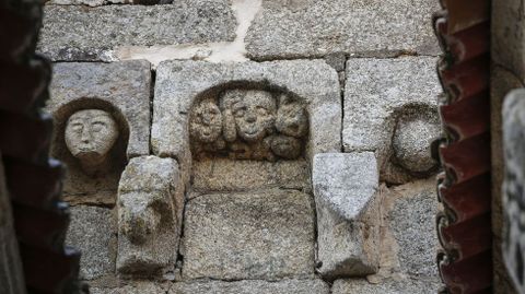 Talla de granito en la iglesia de Santa Mara de Beade